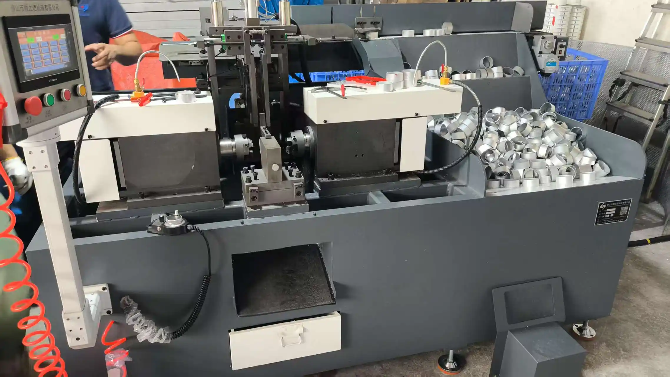 Automatic double-head CNC chamfering and lathe machine processing aluminum alloy rings and pipe fittings in the workshop