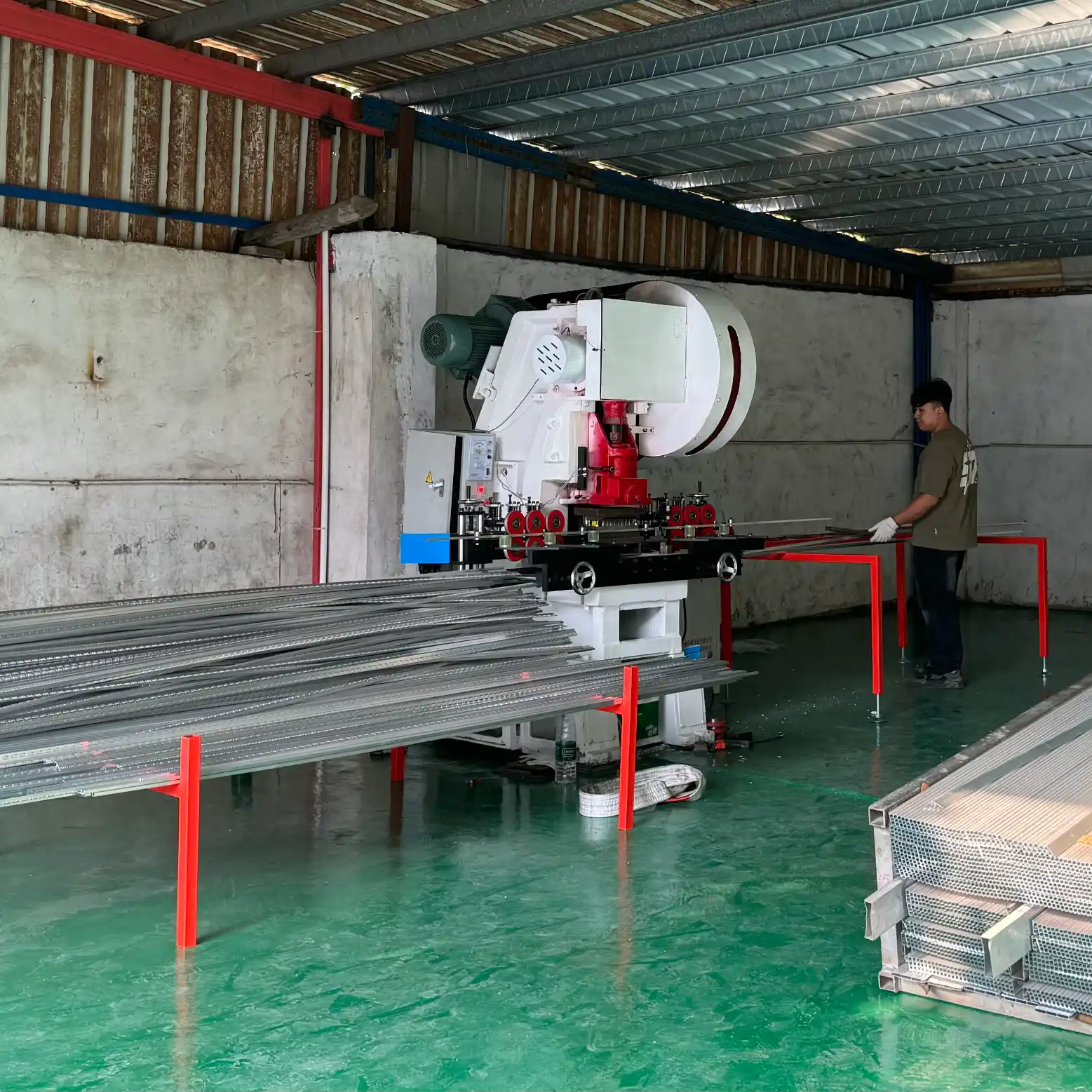 Mechanical punch press machine performing continuous hole punching on aluminum profiles