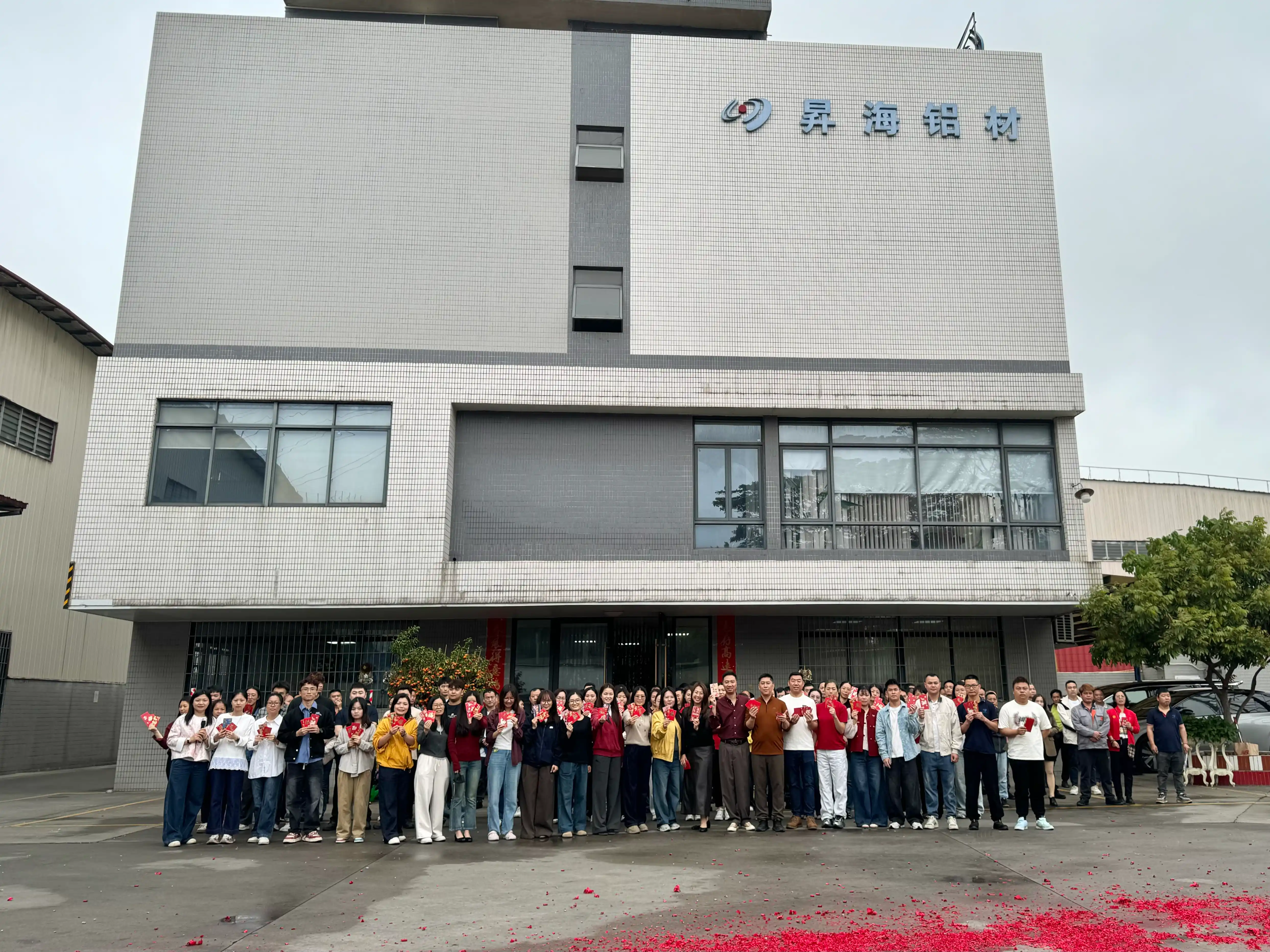 SH-ALUMINUM team gathering in front of the new corporate headquarters in 2015.