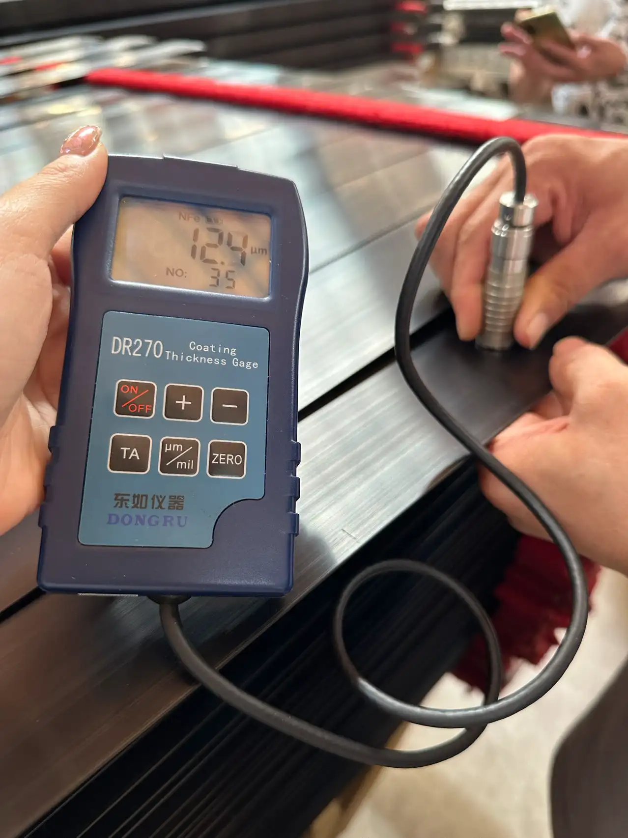 Handheld device measuring aluminum coating