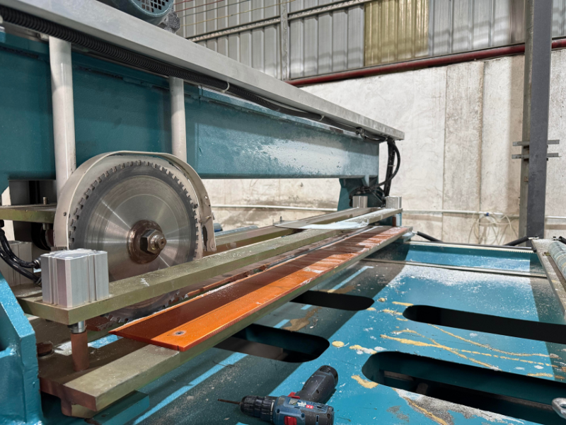 High-precision dual-head sawing machine