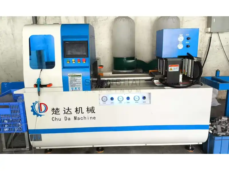 Compact specialized CNC metal cutting machine by Chu Da Machine (楚达机械) brand, showing its blue control panel and workpiece, in a workshop setting.